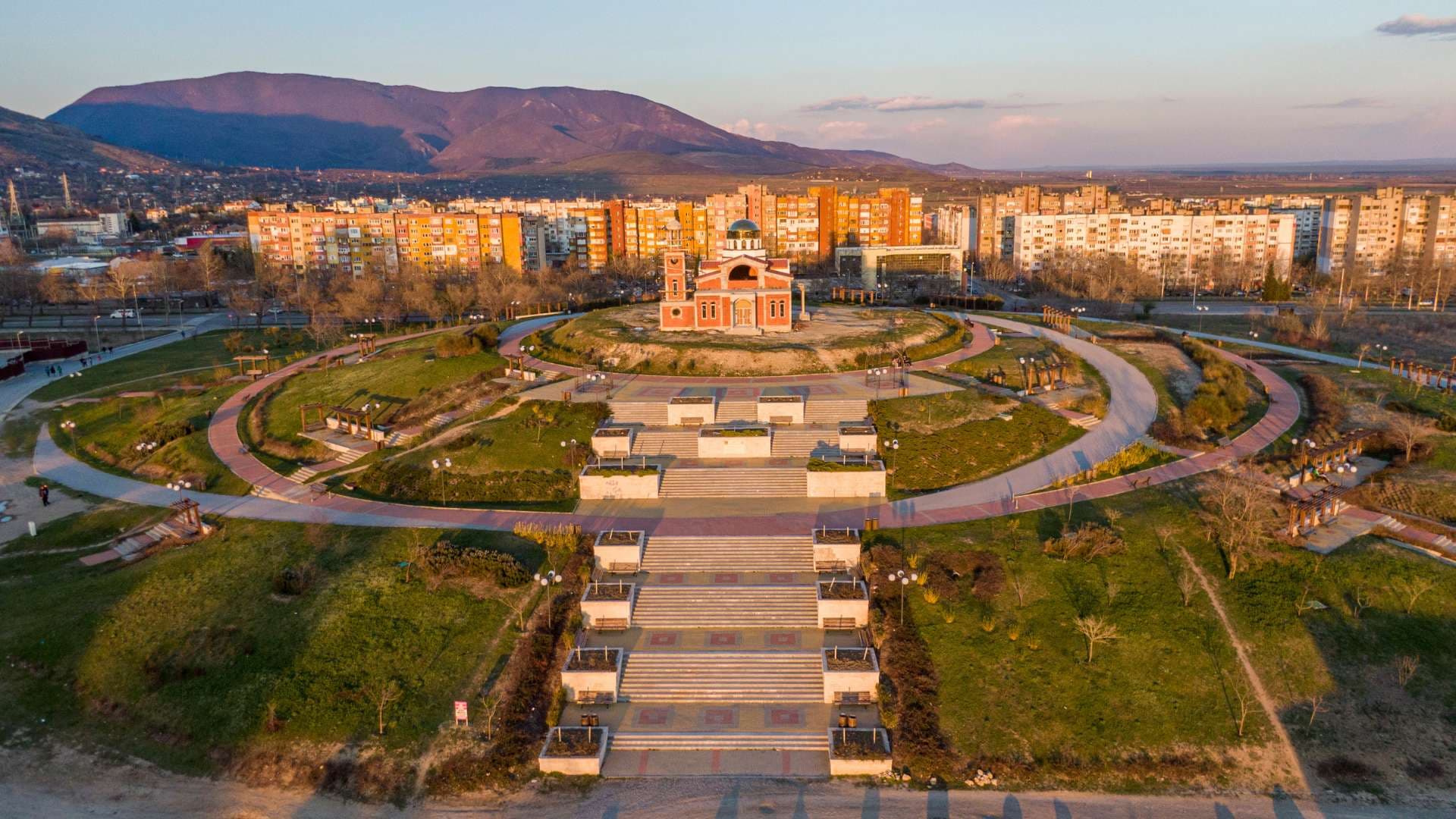 Парк с паметник при залез, снимка от въздуха