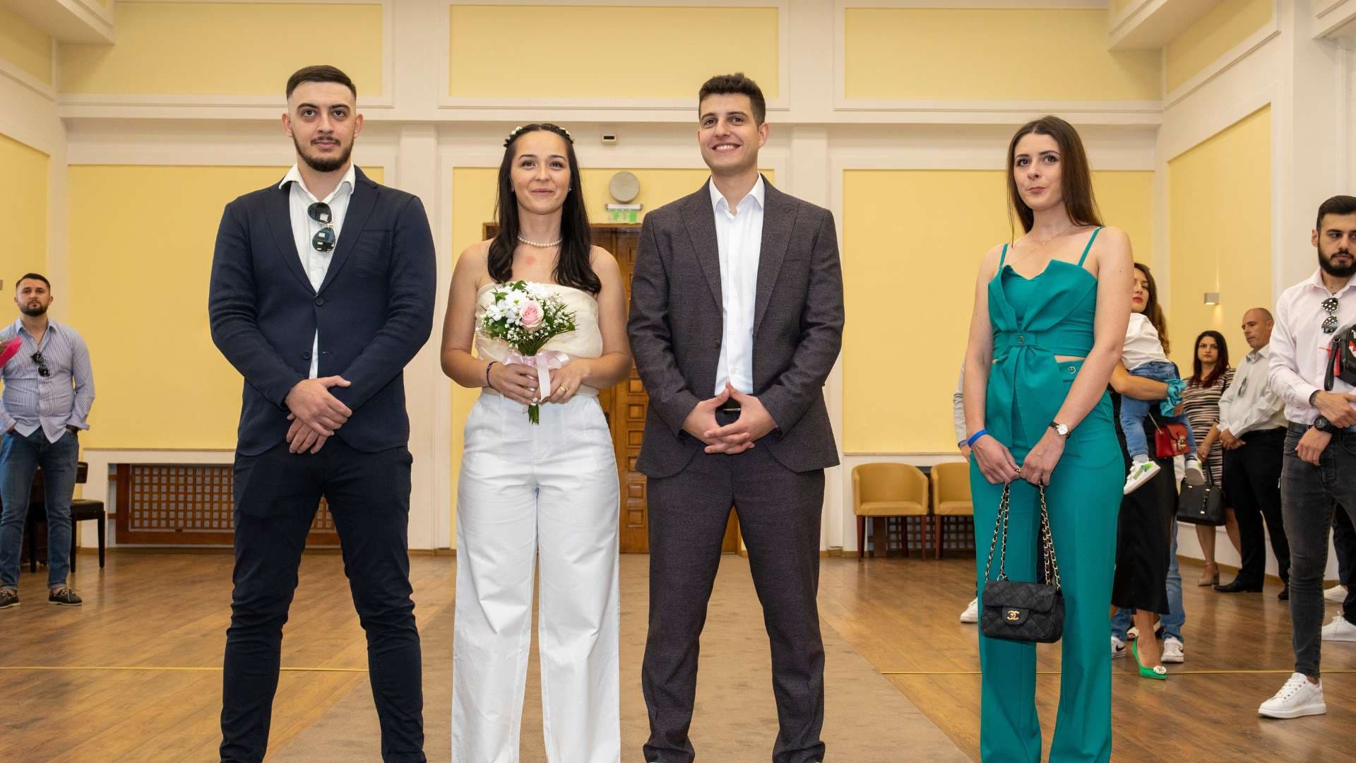 Младоженци и кумове след граждански брак в ритуалната зала